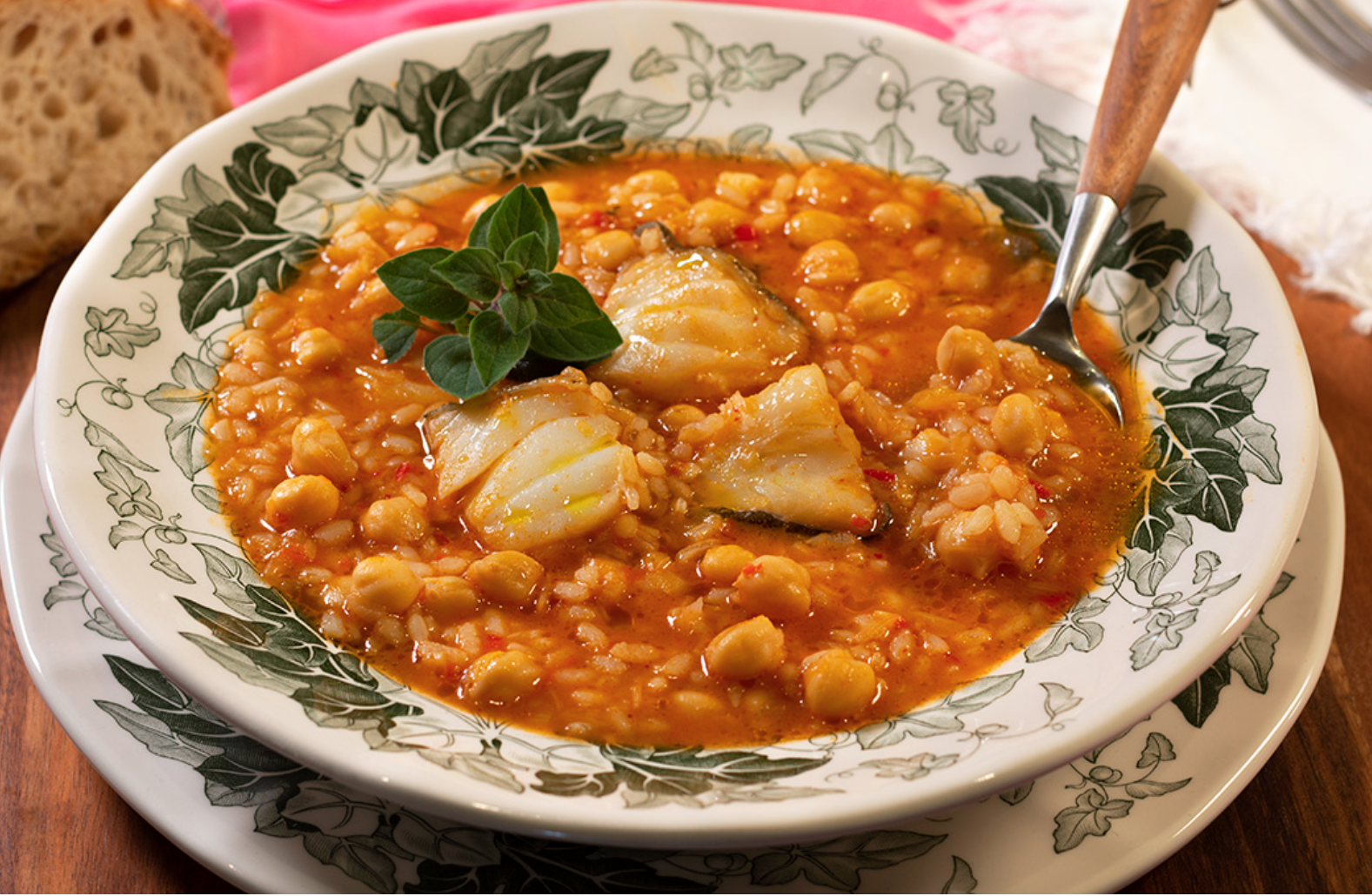 Gazpacho de Almería con arroz con garbanzos y bacalao.